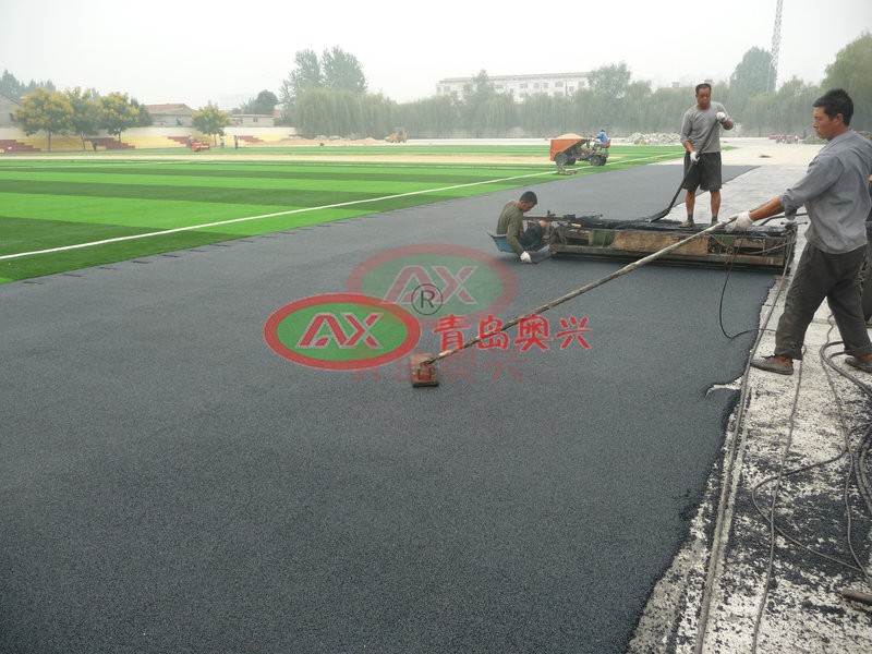 7 月中下旬启动校园跑道改造,赶开学交付的 3 条红线不能碰