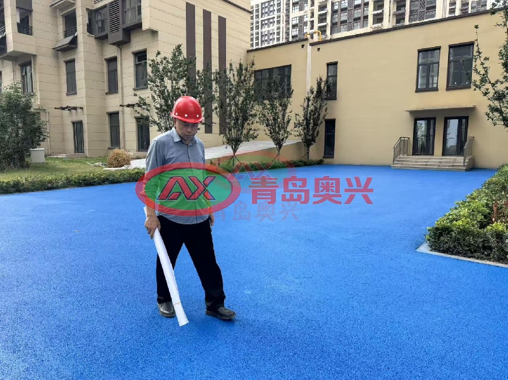 奥兴塑胶沥青路面改色技术介绍:彩色路面翻新施工工艺与选型参考